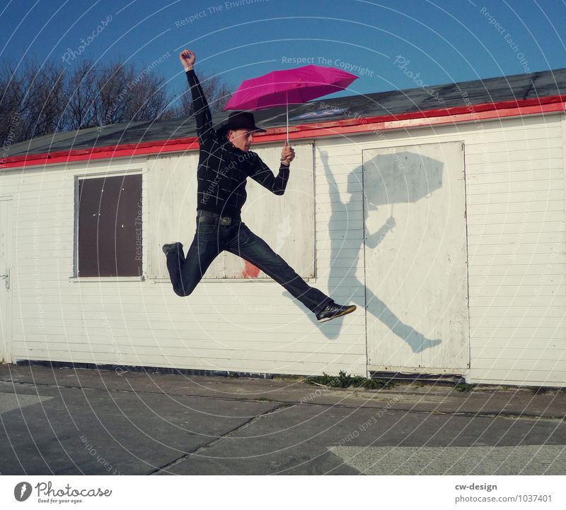 jetzt aber schnell - Junger Mann sportlich mit Schirm springen hüpfen Regenschirm Sonnenschirm Mensch Freude Erwachsene Tag Farbfoto Außenaufnahme Jugendliche