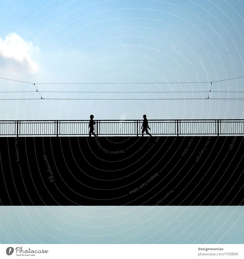 Himmelsbrücke Wolken hell-blau schwarz gehen Kabel verbinden Richtung harmonisch Gleichschritt parallel rein Brücke Mensch Kontrast Silhouette gleich Klarheit