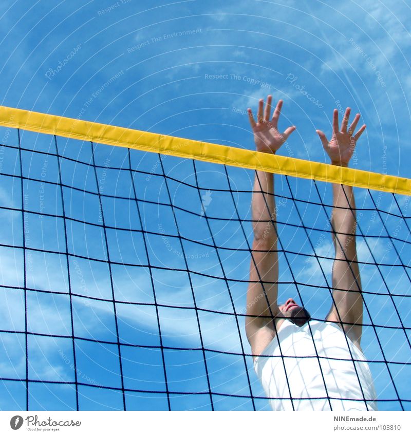 ein-MANN-block Block blockieren springen Gitter gelb schwarz weiß himmelblau Wolken Hand Volleyball Finger Mann Quadrat Sommer Physik schön Strand