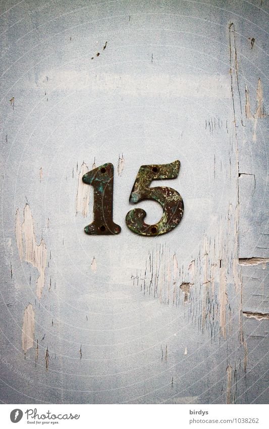 15 Mauer Wand Hausnummer Metall Ziffern & Zahlen alt Originalität Design Identität verwittert Abnutzung Farbfoto Gedeckte Farben Außenaufnahme Menschenleer