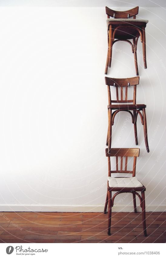 Dreistühlehoch. Stil Design Wohnung einrichten Innenarchitektur Möbel Stuhl Küche Kunst Holz alt außergewöhnlich retro Kreativität sparsam platzsparend Platznot