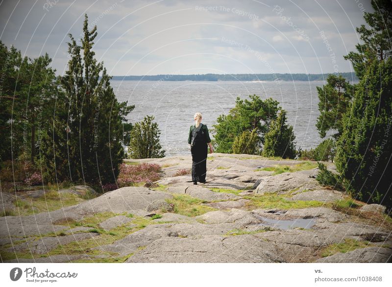 Junge Schwedin Ferien & Urlaub & Reisen Tourismus Sommerurlaub wandern feminin Junge Frau Jugendliche Umwelt Landschaft Wasser Baum Felsen Küste Seeufer Ostsee