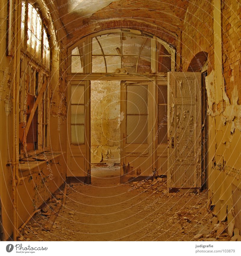 Heilstätte Haus Ruine Gebäude Fenster Tür alt Traurigkeit gruselig kaputt Einsamkeit Angst Farbe Vergänglichkeit Eingang Flur Putz möglich verfallen Sanatorium