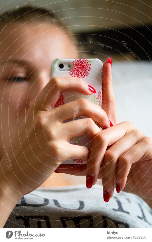 Massenphänomen Lifestyle Nagellack Handy PDA Unterhaltungselektronik Telekommunikation Junge Frau Jugendliche Kopf 1 Mensch 13-18 Jahre Kommunizieren elegant