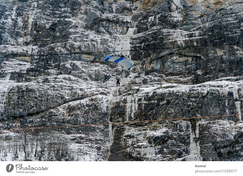Schwindelig | e Höhe Abenteuer Sport Basejumping Fallschirm Fallschirmspringen Fallschirmspringer Basejumper Mensch 1 Natur Urelemente Felsen Berge u. Gebirge