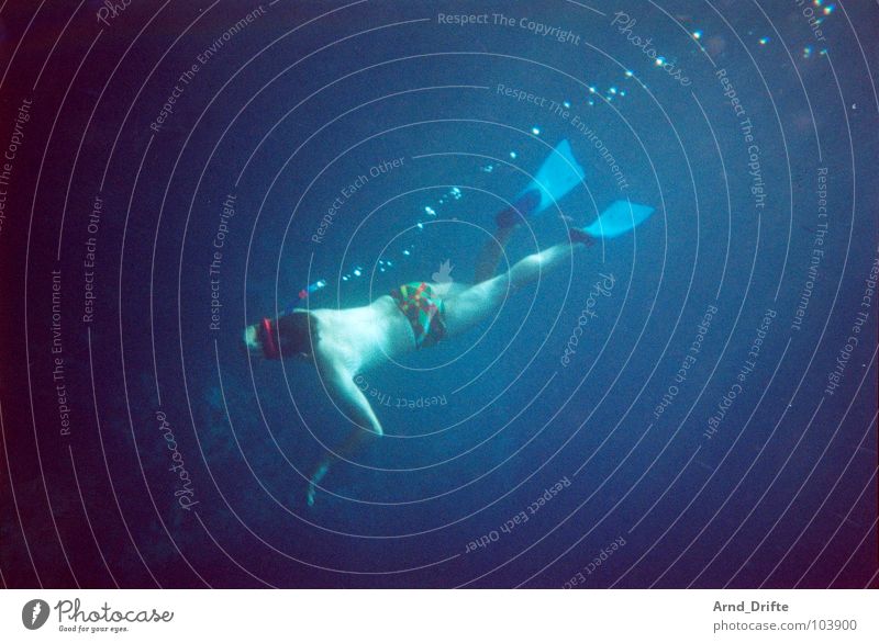 Kapitän Nemo ohne seinen ganzen Krimskrams Tiefsee tauchen Taucher Tauchgerät Taucherbrille Schnorcheln Luftblase Badehose Mann Sommer Wasser Wassersport