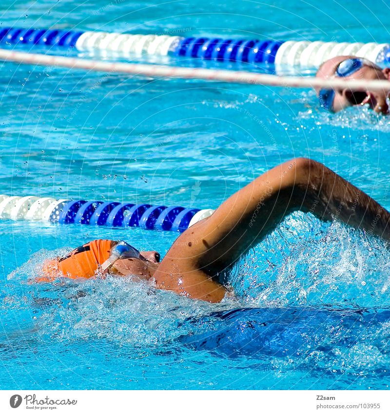 krauler III Triathlon Sportveranstaltung Zeit Wassersport überholen rot Schwimmsportler Zweikampf gegeneinander Blick Brille Badekappe Schwimmbrille Freibad