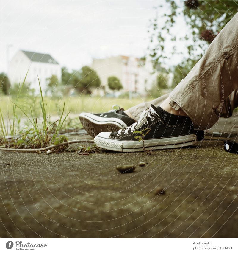 Chuck Norris Schuhe Chucks Langeweile Einsamkeit Mittelformat Turnschuh Schuhbänder Beton Ghetto Bekleidung Bodenbelag Beine sitzen warten langweilen Lachmöwe