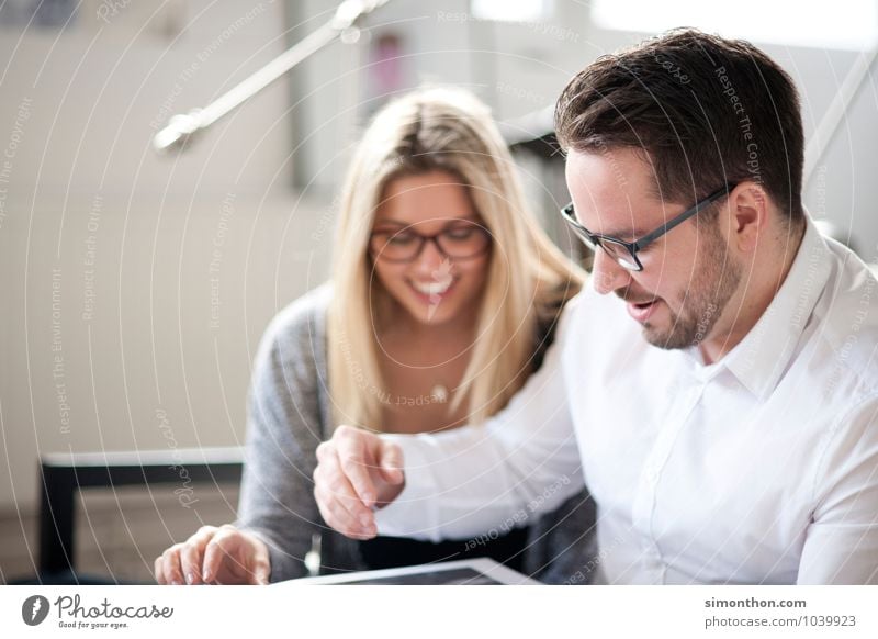 Teamwork Freude Glück Wohnung lernen Berufsausbildung Azubi Praktikum Studium Student Arbeitsplatz Büro Medienbranche Business Unternehmen Karriere Erfolg