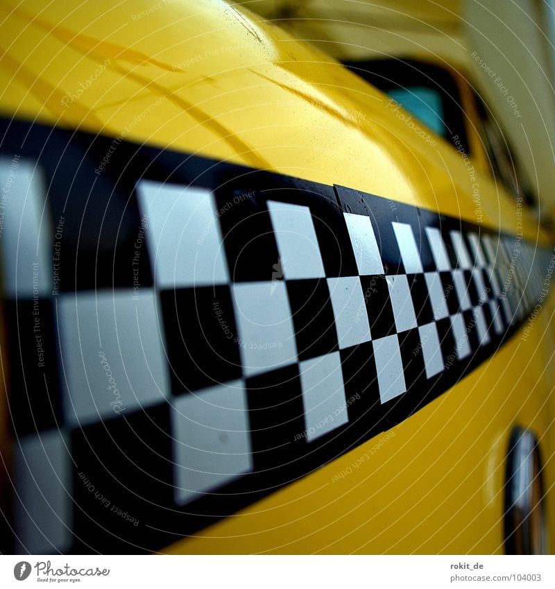 Yellow Racer gelb Taxi schwarz weiß kariert diagonal Geschwindigkeit Verkehrsstau Mietwagen USA Dienstleistungsgewerbe ralley streifen yellow cab PKW Miete