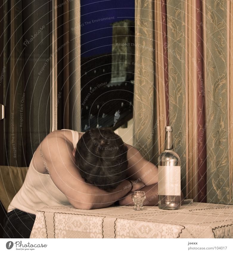 Trost los ohnmächtig Alkoholisiert Einsamkeit Feinripp Fenster Frustration Hotel Klarheit Mann Problematik trinken Spirituosen Tisch Trauer Alkoholsucht