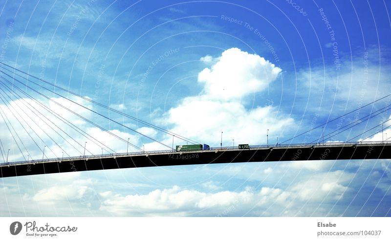 Himmelfahrt Wolken Lastwagen Autobahn Hängebrücke Fernfahrer Hafen fahren Spedition Handel Globalisierung Verkehr Luft wackelig Schwerkraft Sommer Brücke