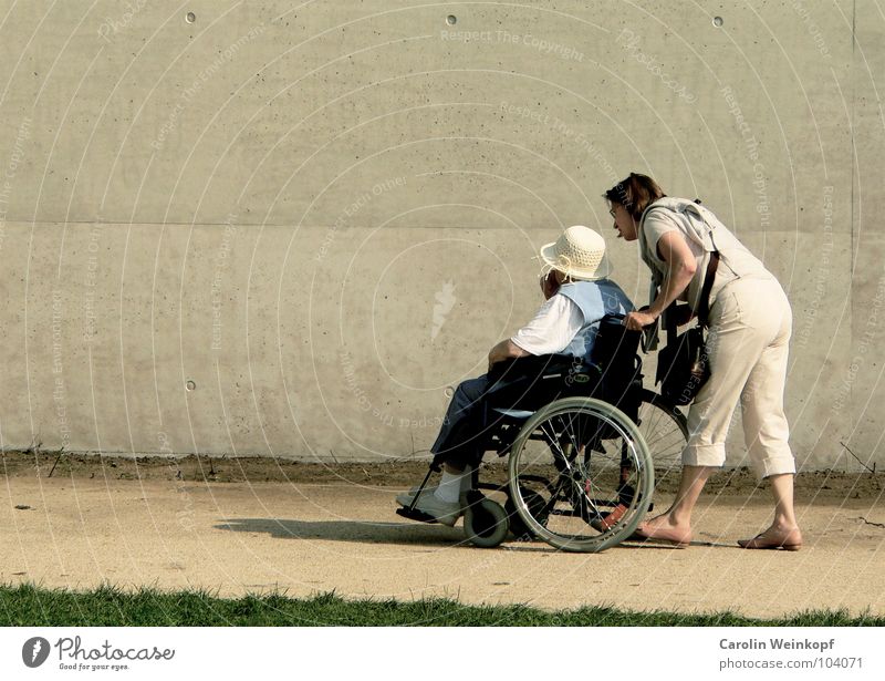 Psst, hast du den da gesehen? sprechen Mensch Frau Erwachsene Senior Küste Wege & Pfade Hut Bewegung gehen Mitgefühl Hilfsbereitschaft Rollstuhl Spaziergang