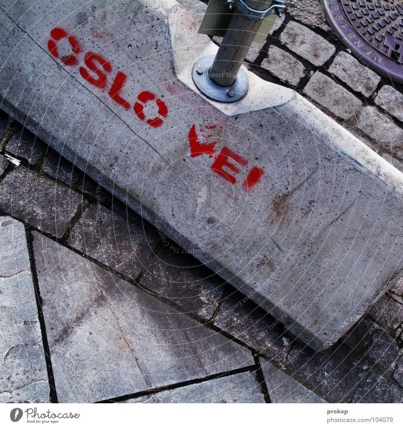 Standortbestimmung Oslo Baustelle Beton Asphalt Gully Mischung durcheinander unordentlich hart Text Buchstaben Norwegen Norweger Skandinavien Wahrzeichen