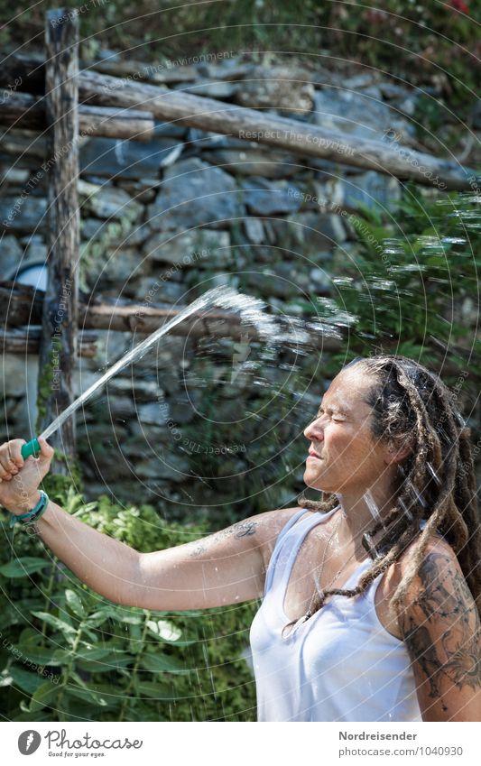 Junge Frau mit Dreadlocks erfrischt sich unter einem Wasserstrahl Lifestyle Freude Sommer Mensch feminin Jugendliche 1 Garten T-Shirt Tattoo langhaarig