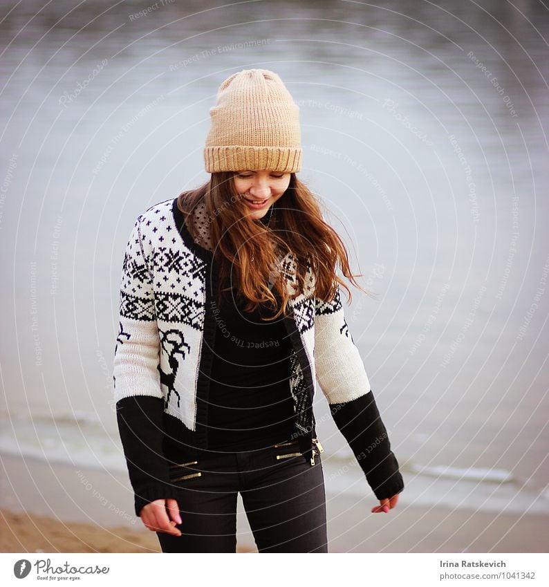 Glücklich Junge Frau Jugendliche Körper Haare & Frisuren Gesicht 1 Mensch 18-30 Jahre Erwachsene Natur Wasser Mode Hose Pullover Hut dünn authentisch niedlich