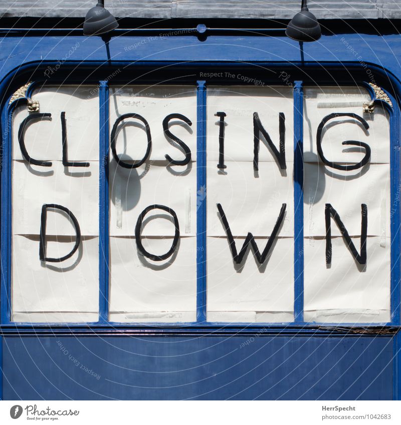 (Schau) Fenster kaufen Arbeit & Erwerbstätigkeit Arbeitsplatz Handel London East End Haus Fassade Schriftzeichen verkaufen alt Stadt blau Zukunftsangst Business