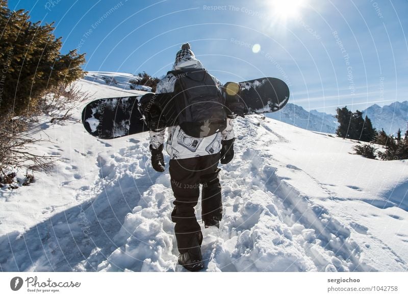 Hinterland Tourismus Ferne Freiheit Berge u. Gebirge Sport Wintersport wandern Snowboard Junger Mann Jugendliche Erwachsene 1 Mensch 18-30 Jahre 30-45 Jahre