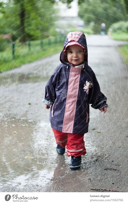 Mädchen in Regenkleidung Freude Schwimmen & Baden Kind Kleinkind 1 Mensch 1-3 Jahre Park Gummistiefel gehen lachen stehen Fröhlichkeit nass Kindheit