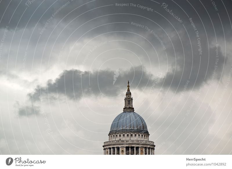 St Paul’s Himmel Wolken Gewitterwolken schlechtes Wetter London Hauptstadt Stadtzentrum Skyline Dom Gebäude Architektur Sehenswürdigkeit Wahrzeichen