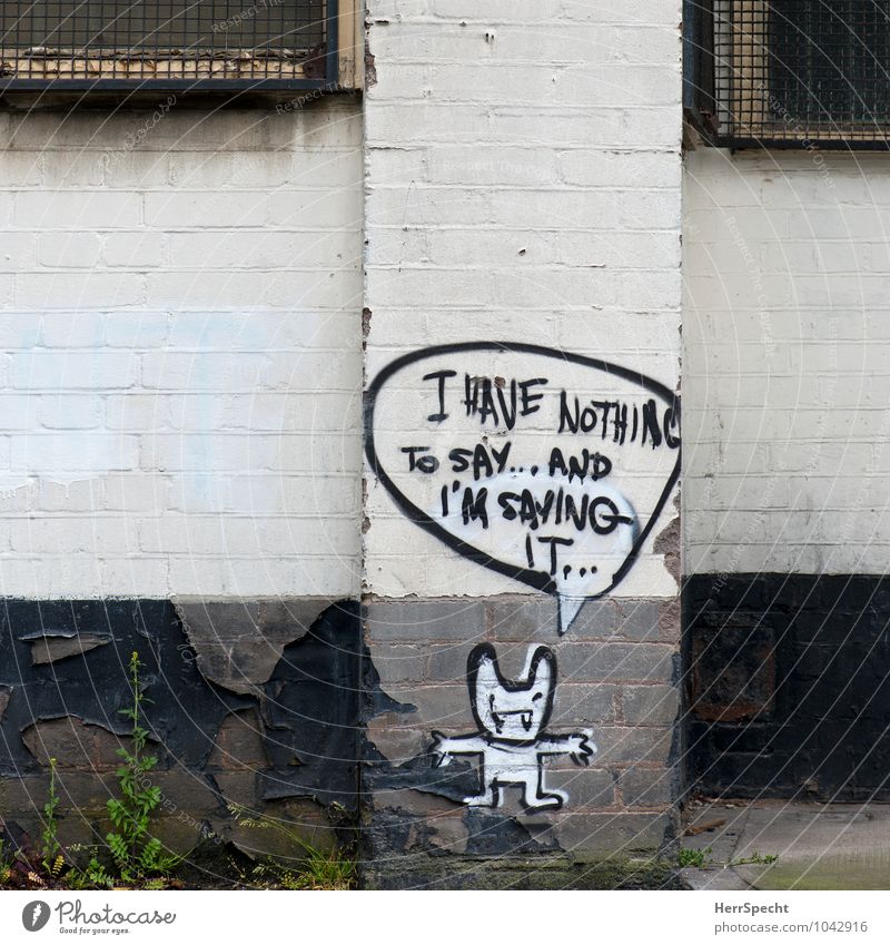 Nichtssagend London Bauwerk Gebäude Mauer Wand Schriftzeichen Graffiti alt trashig trist grau weiß Sprechblase Comicfigur leer Englisch Backsteinwand Konsequenz