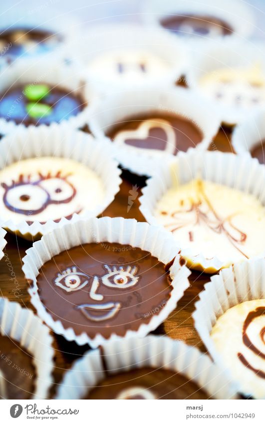 Smiley Dessert Süßwaren Schokolade Konfekt Ernährung Zeichen Gesicht lachen Freundlichkeit einzigartig klein lecker braun Freude essbar genießen ungesund