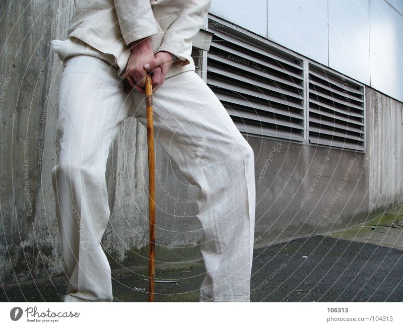 DéJà-VU NACH ART DES HAUSES [KOLABO] Anzug weiß Mann Spazierstock Außenaufnahme Zentralperspektive Anschnitt Bildausschnitt Detailaufnahme anonym unerkannt