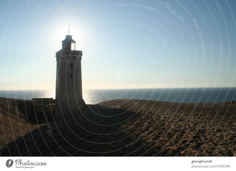 Leucht-Turm, Schein-bar Licht Schlagschatten Blende blenden Leuchtturm Strahlung Meer Stranddüne Jütland Lampe Horizont See Einsamkeit Trauer Schatten Stimmung