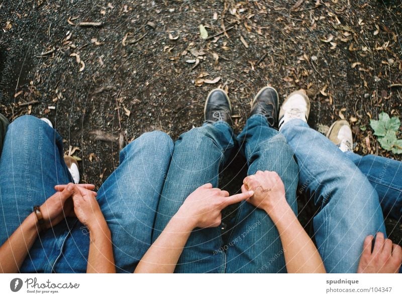 Sitzing Erholung Schuhe Langeweile Sommer Jugendliche Jeanshose sitzen Perspektive warten Mensch Bank