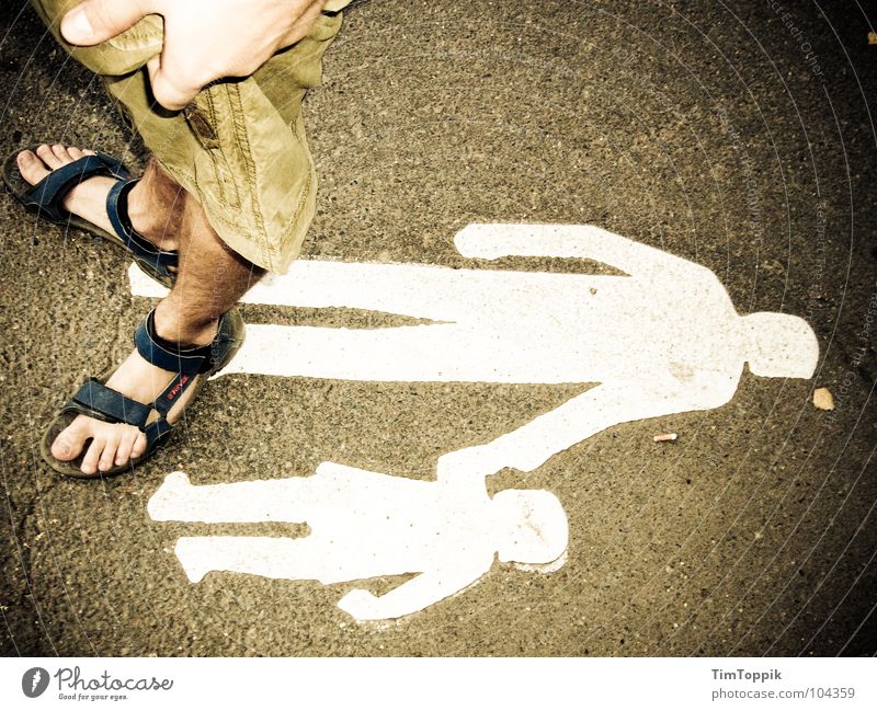 Straßenkinder Sandale Verkehrszeichen Zehen Schuhe Hand Fußgänger Zebrastreifen Fußgängerzone stehen gehen Asphalt stagnierend Kind Vater Verkehrssicherheit