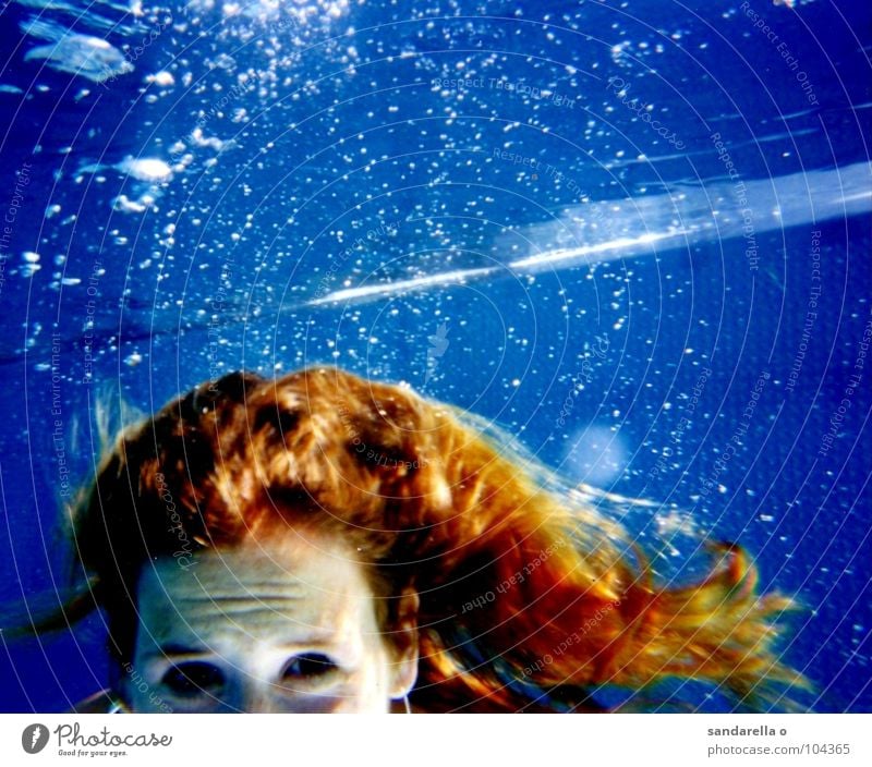 Underwatergirl Wasser blau Taucher Unterwasseraufnahme Seifenblase langhaarig Meerjungfrau Haare & Frisuren Schwimmsport tauchen Blase Sauerstoff Luft stoppen