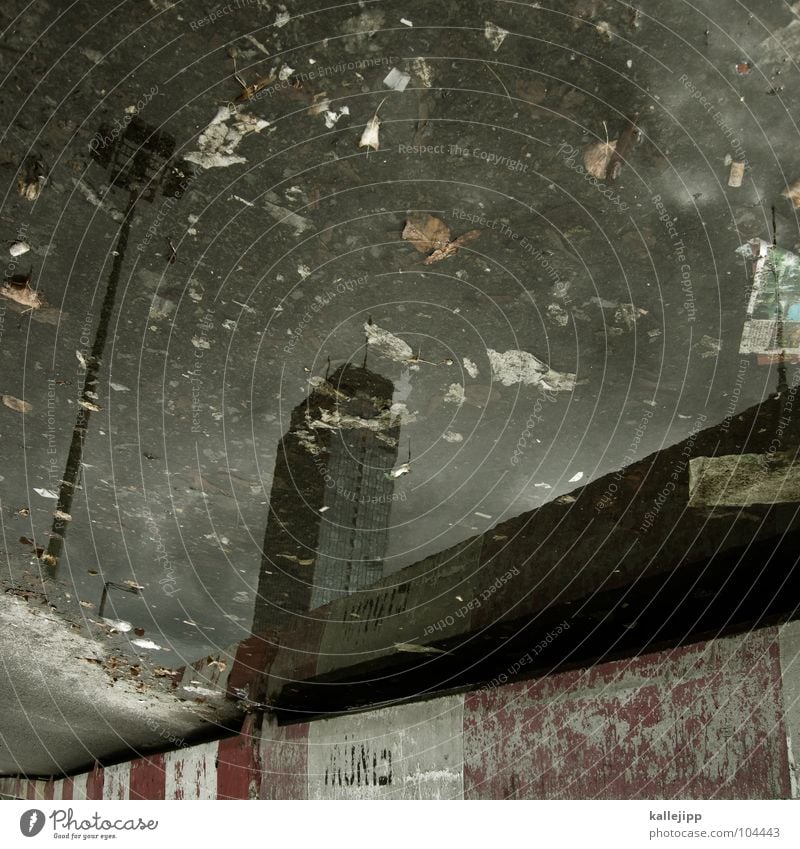 himmel über berlin Pfütze Alexanderplatz Hochhaus Müll Umwelt Beton aufräumen Umweltverschmutzung Stadt Müllhalde Laterne Baustelle Papier
