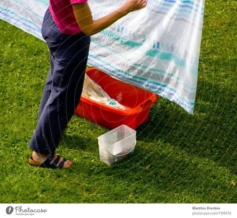 ALLTAG Wäsche gewaschen Gartenarbeit Haus Wiese Bettwäsche Hausfrau Frau aufhängen Sommer ökologisch Wäschetrockner Bekleidung anstrengen Trainingshose Hose