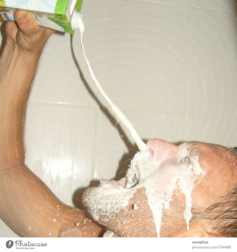 DOOF Milch Freude Gesicht Gastronomie Mann Erwachsene Nase Kunst dreckig lustig Sauberkeit blind melken Nasenbär Performance Unsinn Milchverkäufer gießen leer
