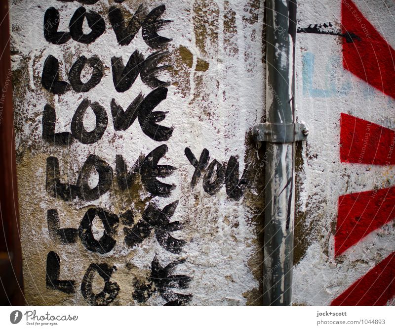 Love Love Love Love Love Love you Subkultur Straßenkunst Wand Regenrohr Streifen Liebe positiv trashig Leidenschaft Verliebtheit Kreativität Englisch