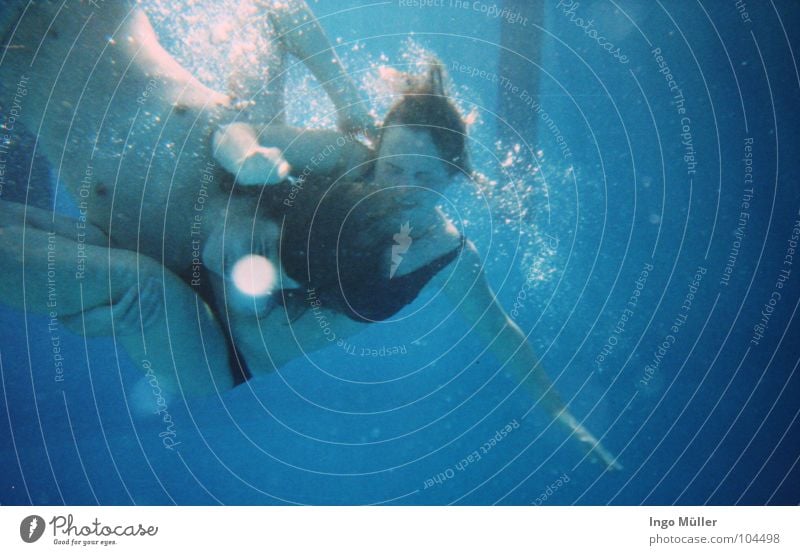 underwater tauchen Schwimmbad Bad Frau Mann schlagen Wasserblase Sommer Wassersport Paar Unterwasseraufnahme kämpfen Schwimmen & Baden untergehen Kraft