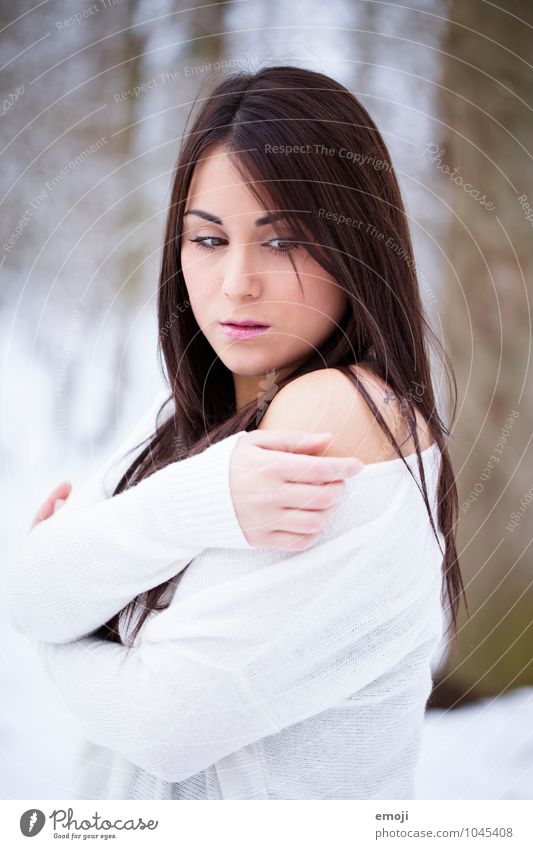 schneeweiss feminin Junge Frau Jugendliche 1 Mensch 18-30 Jahre Erwachsene Winter schön kalt weiß Farbfoto Außenaufnahme Tag Schwache Tiefenschärfe Porträt