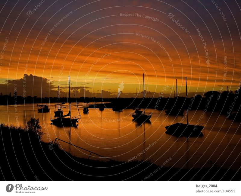 Fernweh Sonnenuntergang Wasserfahrzeug Gegenlicht Abenddämmerung Wasserspiegelung Australien Hafen Sommer Himmel Fluss
