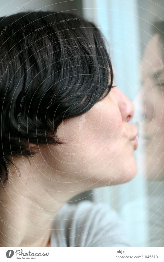 Nahaufnahme Frau küsst ihr Spiegelbild in der Fensterscheibe Lifestyle Freizeit & Hobby Erwachsene Leben Gesicht 1 Mensch 30-45 Jahre Küssen Gefühle Stimmung