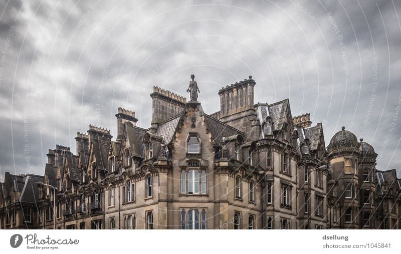 batterie. Edinburgh Schottland Hauptstadt Stadtzentrum Haus Gebäude Dach Schornstein alt dunkel eckig historisch kalt trist grau Senior bizarr chaotisch
