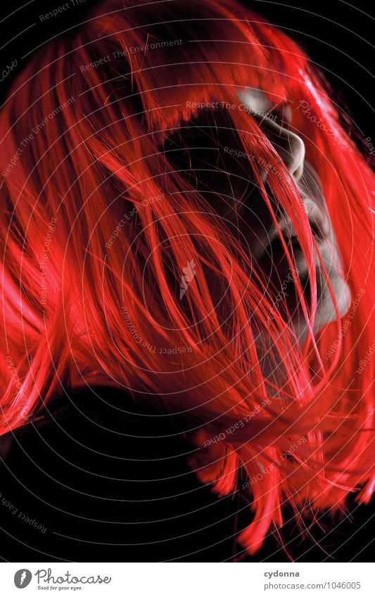 Red Lifestyle Stil exotisch schön Nachtleben Party Karneval Mensch Junge Frau Jugendliche Gesicht 18-30 Jahre Erwachsene Haare & Frisuren langhaarig Perücke