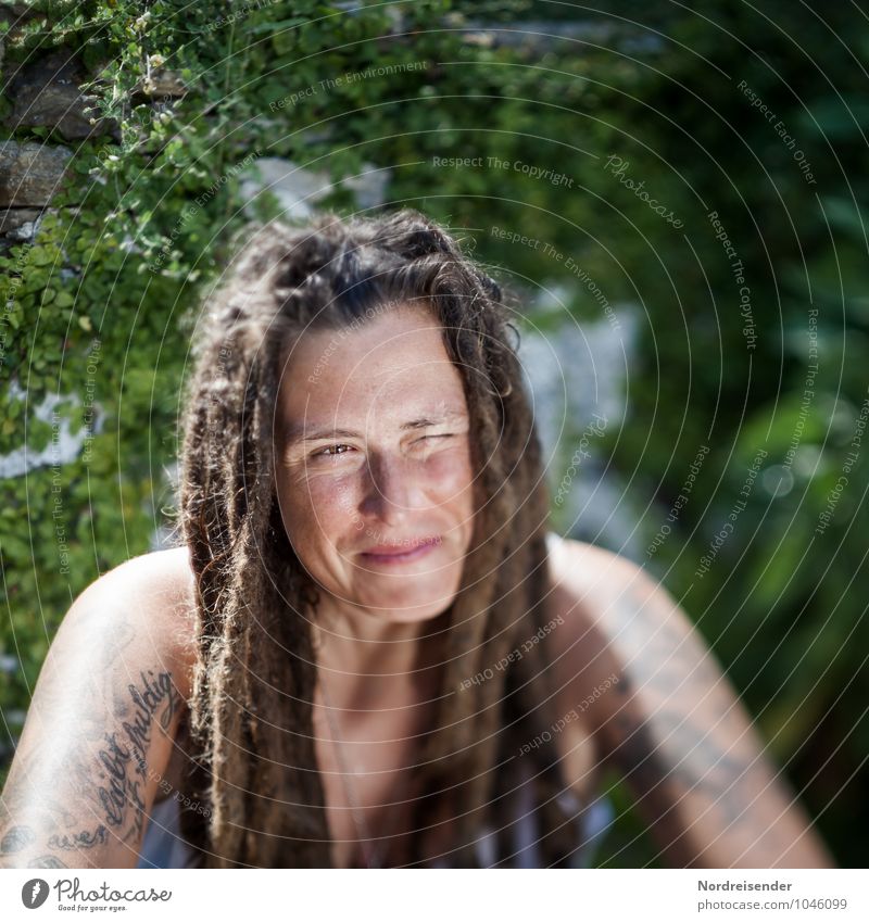 Junge Frau Mit Dreadlocks Lacht In Die Kamera Ein Lizenzfreies Stock Foto Von Photocase