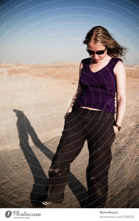 Gedanken wie Sand Israel Negev heiß Staub Körperhaltung Denken Abendsonne blond Sonnenbrille Sommer Asien Wüste Blauer Himmel gesenktes Haupt Schatten