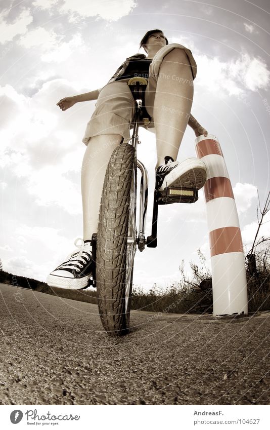 EinRad Einradfahren Zufriedenheit Gleichgewicht Zirkus Pedal festhalten Schuhe Chucks Artist Fischauge Weitwinkel Lifestyle Fahrrad Cottbus stehen üben
