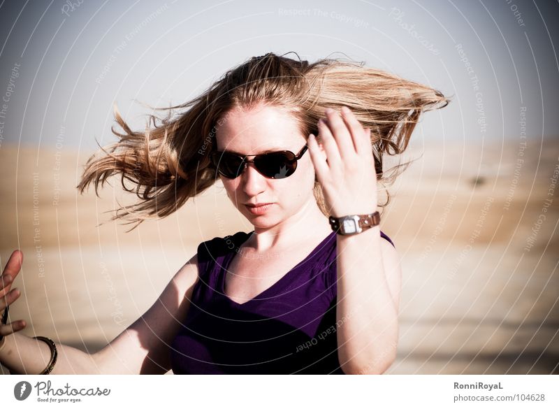 Schüttel die Luft aus den Haaren Israel Negev heiß trocken Sonnenbrille Porträt blond schütteln Sommer Wüste Erde Sand Haare & Frisuren frozen moment