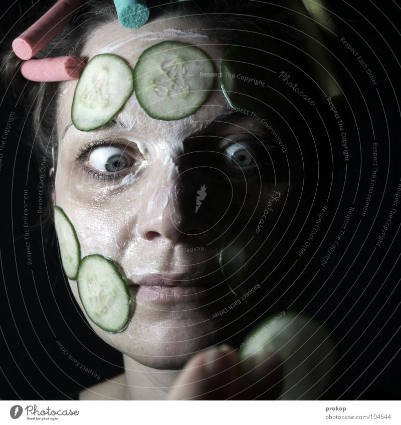 Gurke des Grauens Gesichtsmaske Lockenwickler Körperpflege Frau Porträt schön attraktiv Schminke Wellness dunkel verrückt Krankheit Halloween Kosmetiksalon
