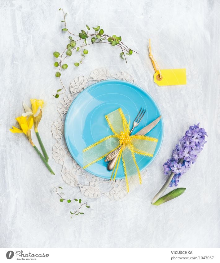 Blaue Teller mit Messer, Gabel und Frühlingsblumen Ernährung Festessen Stil Design Küche Restaurant Blume gelb rosa Leben Natur blue Tisch