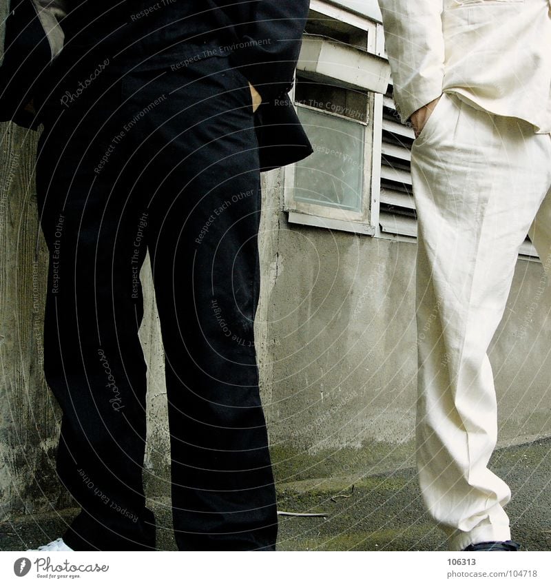 COOL AND A BANG [KOLABO] Business Geschäftsleute Mann 2 paarweise schwarz weiß Anzug Anschnitt Bildausschnitt Detailaufnahme Außenaufnahme geschäftlich lässig