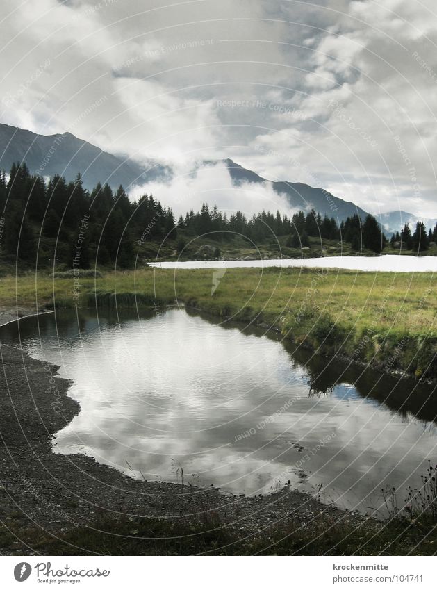 Kraftort II See Wolken Reflexion & Spiegelung Alp Flix Kanton Graubünden Schweiz Wald Tanne Nebel Gebirgssee Tourismus ruhig Unwetter Wetter schlechtes Wetter