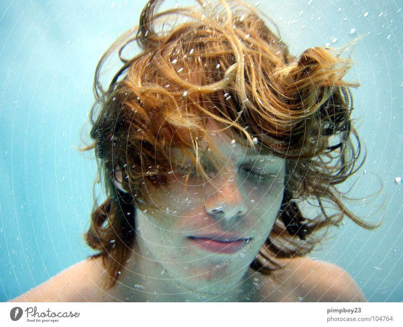 Unter Wasser. Luftblase Schwimmbad rothaarig Sommersprossen Erholung genießen Unterwasseraufnahme tauchen Jugendliche Typ Schwimmen & Baden